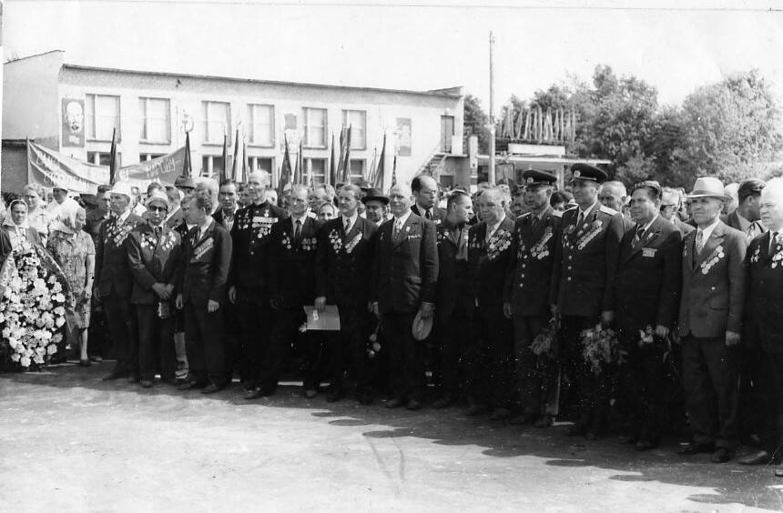 Фото: митинг в п. Поныри 9 мая 1975 года.