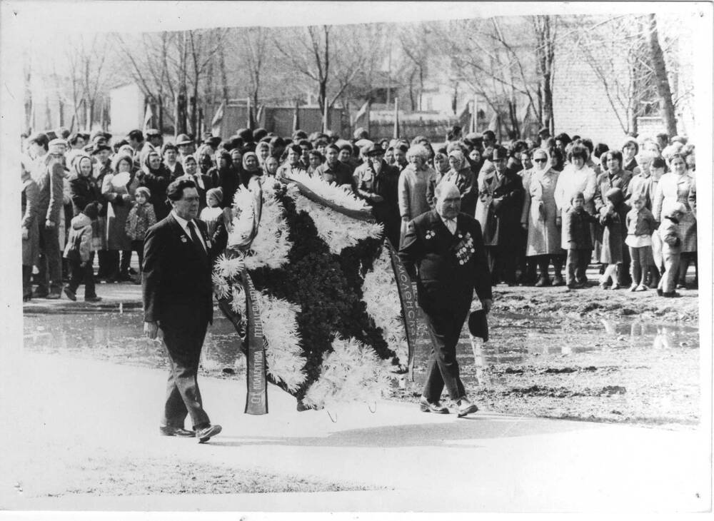 ФОТО ВОЗЛОЖЕНИЯ ВЕНКА. 9 МАЯ 1970 Г.