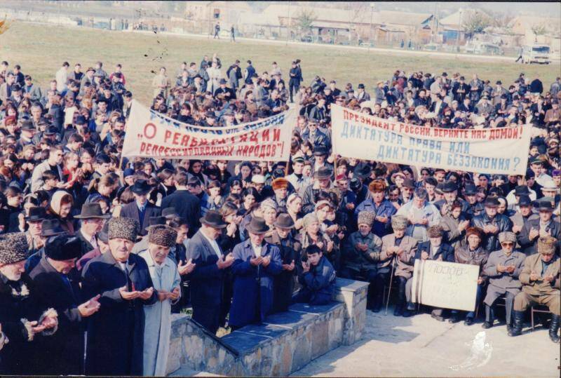 Фотография. Митинг к памяти трагических событий1992 г.