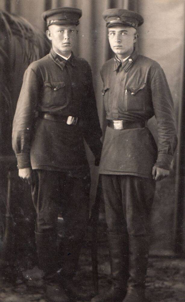 Фотография: курсанты 6-й роты Подольского пехотного училища Тришин и Бобров (справа)
