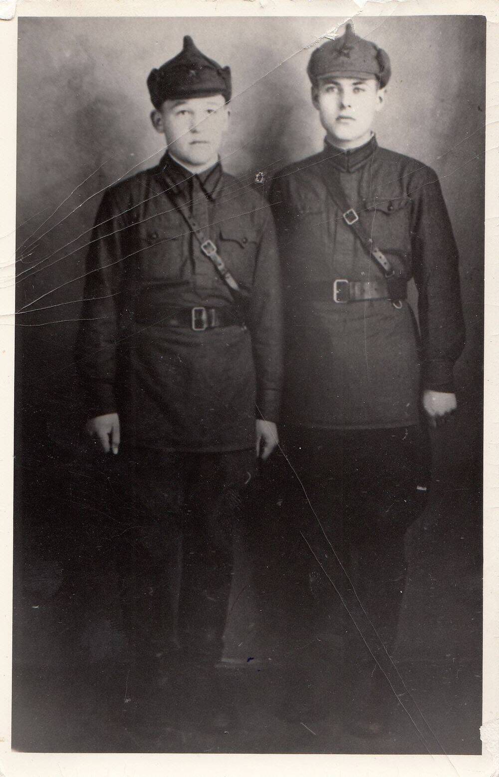 Фотография: курсант Подольского пехотного училища Хутченко Михаил Филиппович (справа)