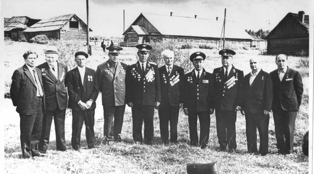 Фото встречи друзей Лапсина Д. М.из авиационной эскадрильи. 1984 г.