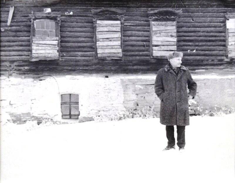 Фотография. Герасимов С.А. у родного дома в деревне Десятилетие