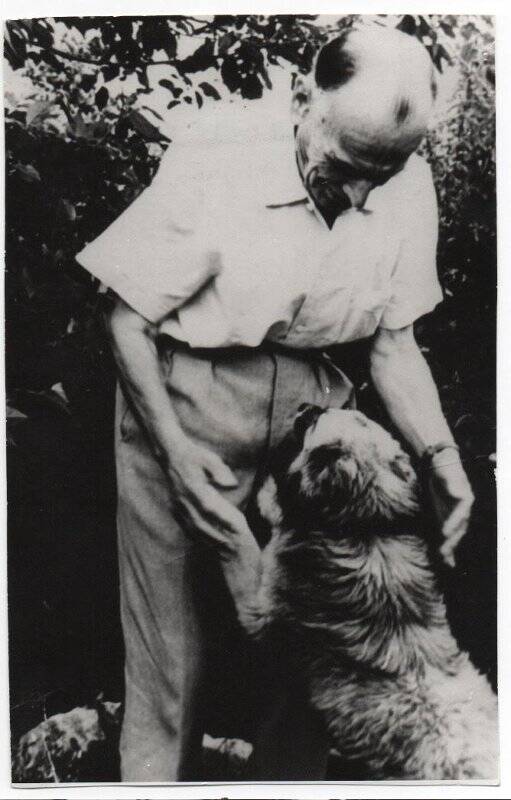 Фотография (фотокопия). К.Г. Паустовский с любимой собакой.