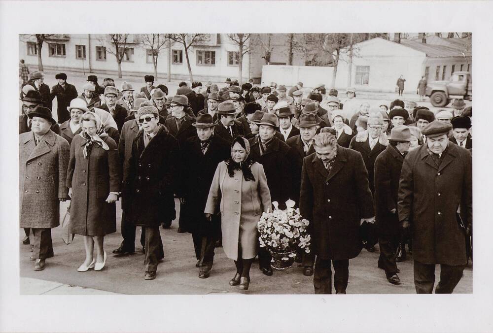 Фото.Зайнаб Биишева и Х.Ергалиев возлагают цветы к памятнику М.Гафури.