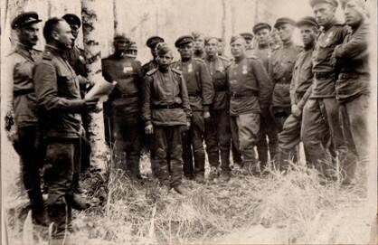 Фотография. Советские воины дают клятву о мести за смерть наших солдат