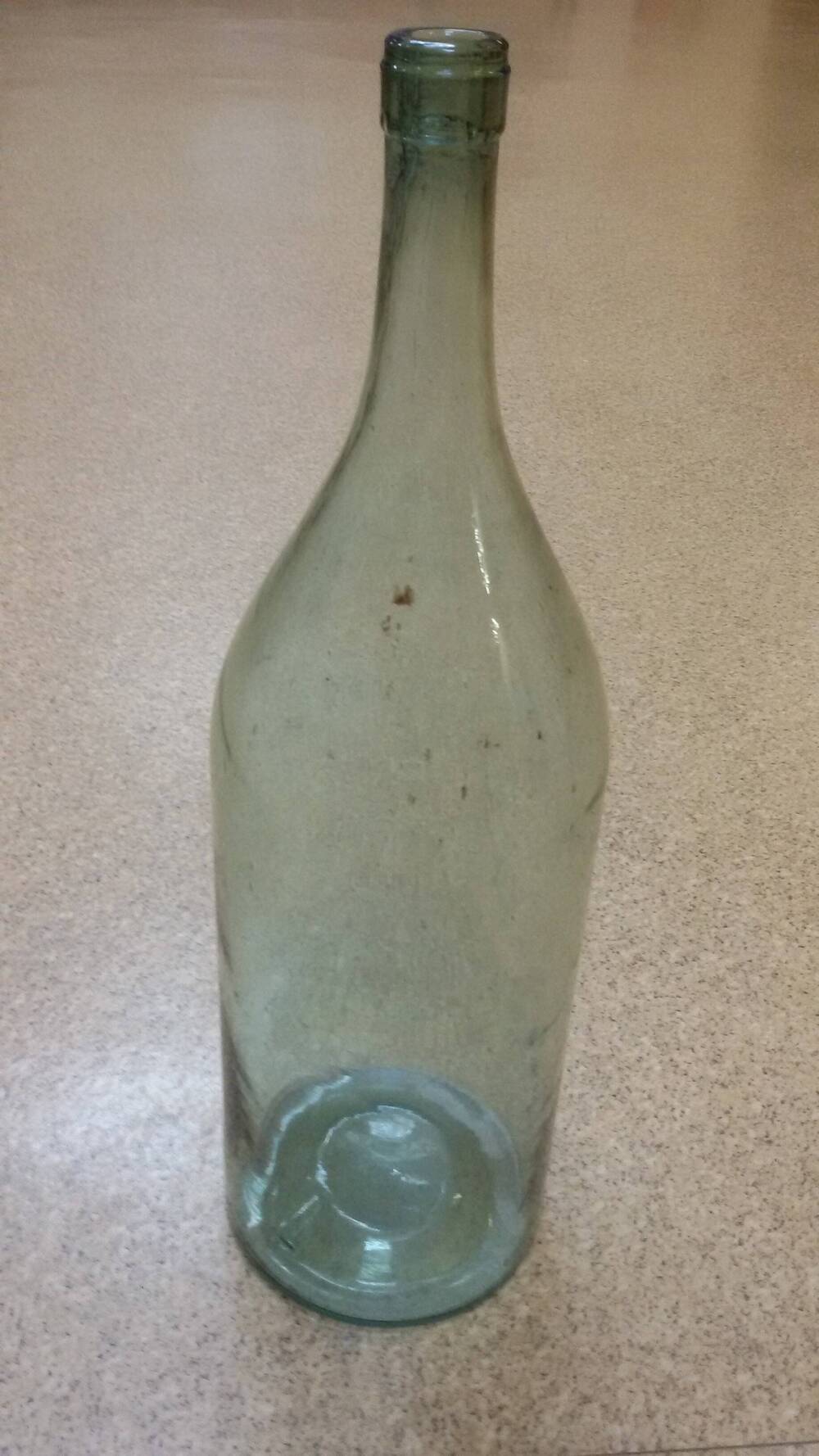 Бутыль из прозрачного стекла зеленоватого цвета («четверть»)