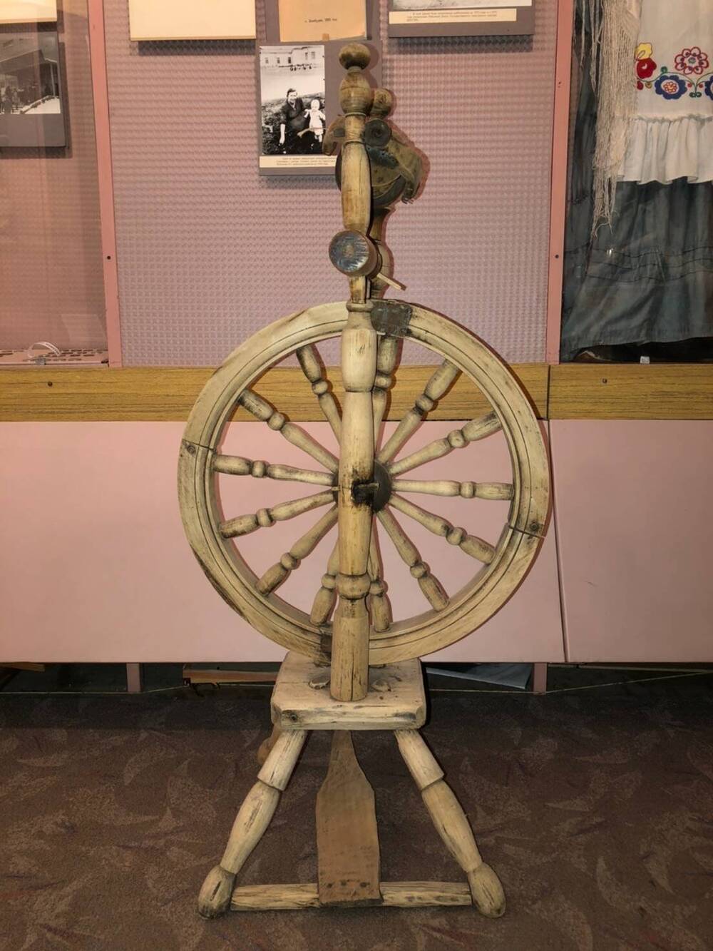 Пряха ножная, колесо деревянное 13 деревянных спиц, одна ножная деревянная педаль, стоит на 4х ножках, в рабочем состоянии середина 20в.