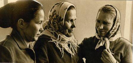 Фотография. групповой портрет доярок колхоза Искра. Слева направо: У.С. Кравченко, Е.И. Туголукова, М.У. Куртис.