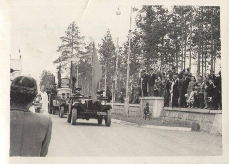 Фотография. Автопарк на первомайской демонстрации