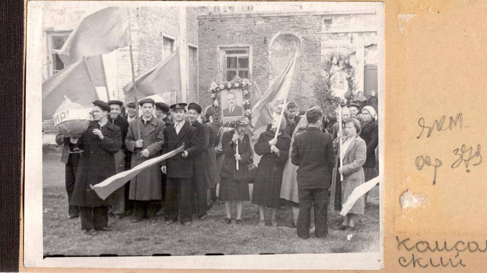 Фото групповое, комсомольско-пионерский актив 1948-49 гг., Ярополецкая средняя школа, первомайская демонстрация.