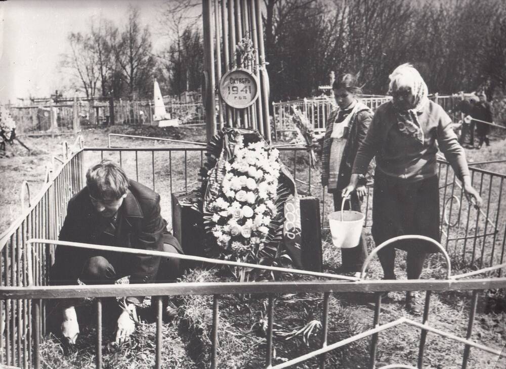 Фотография: могила подольских курсантов в д. Ильинское