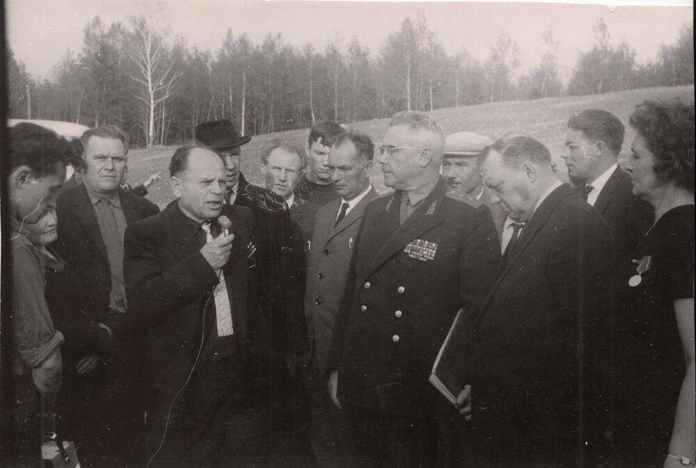 Фотография: бывшие участники боев на Ильинском рубеже обороны во время первой встречи в с. Ильинском