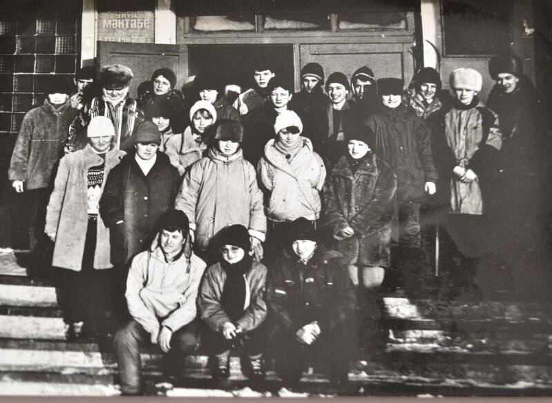 Фотография. «Лыжный десант» у входа в школу