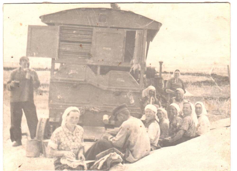Фотография групповая. Агитбригада Касьяновского сельского клуба на полевом стане. Послевоенные годы.