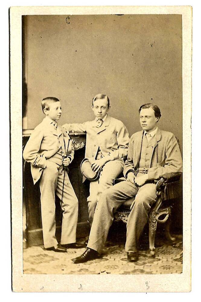 Фотография принца Александра Петровича Ольденбургского с братьями.