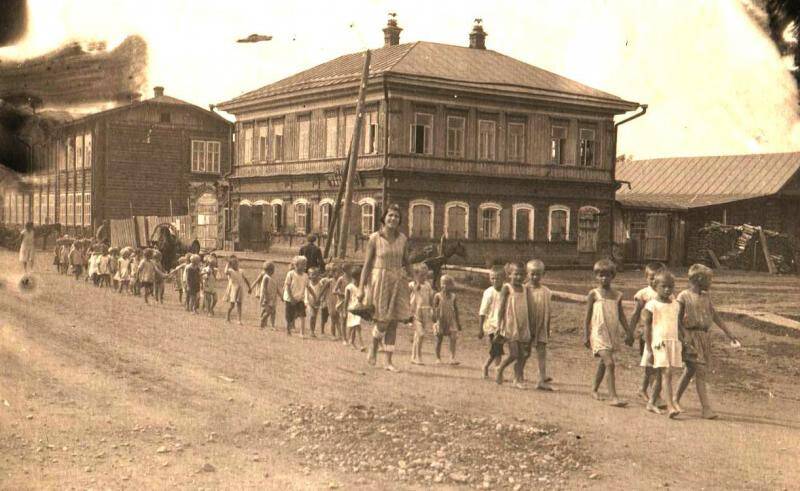 Детский сад на прогулке.