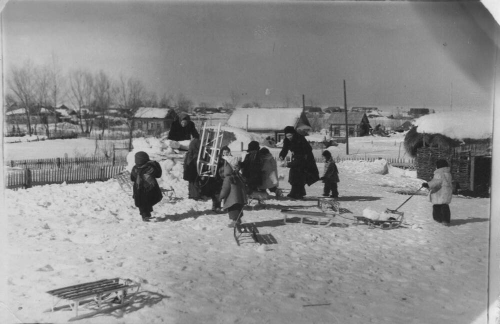 Фото воспитанников яслей села Смоленского на зимней прогулке