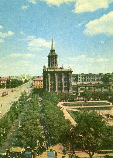 Свердловск. Сквер у здания городского Совета.