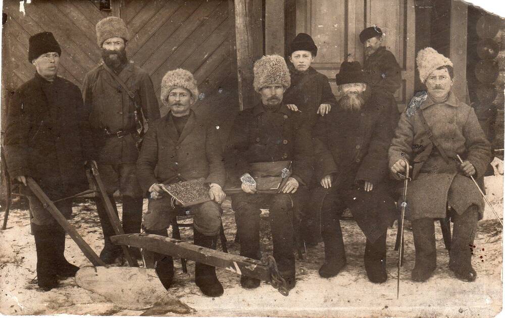 Фотография групповая. Организаторы потребительского общества в Федосовской волости