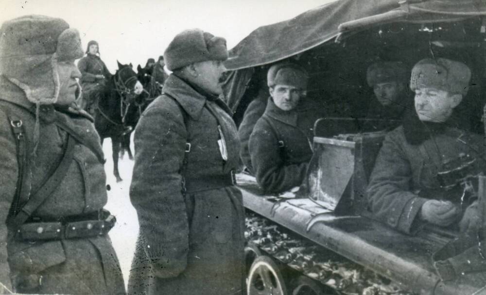 Фотокопия Князев А.В. докладывает обстановку генералу Белову П.А.