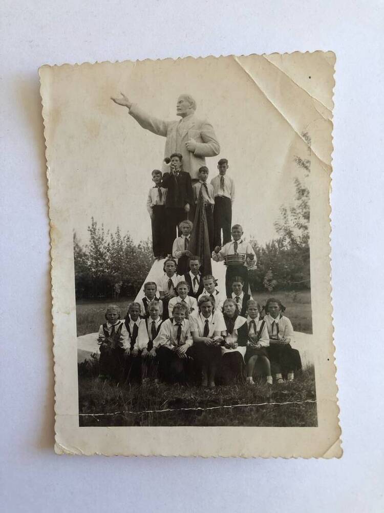 Фотография. Гагинские пионеры возле памятника В.И. Ленина