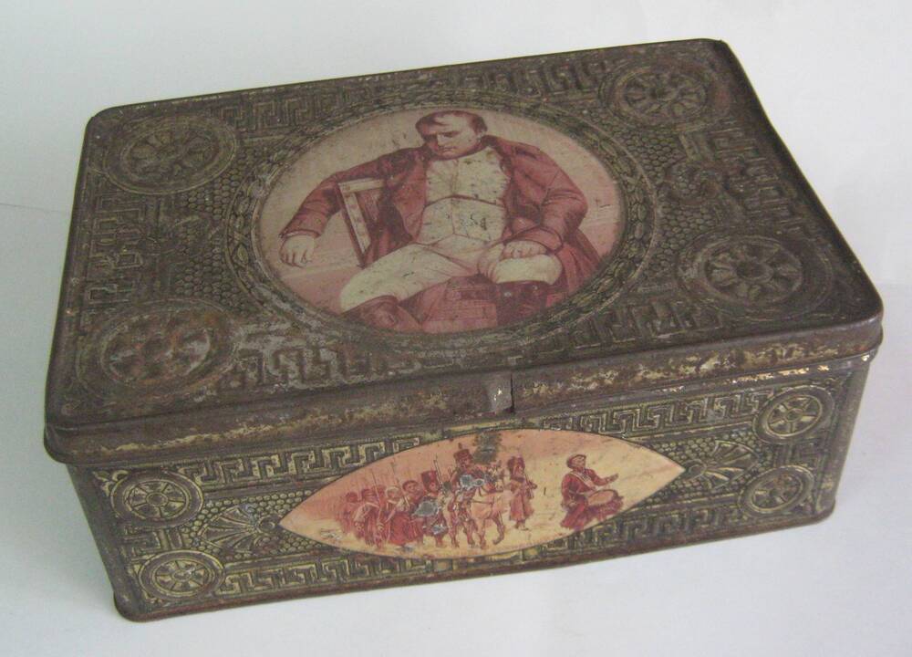Коробка металлическая с иллюстрациями Отечественной  войны 1812 года .