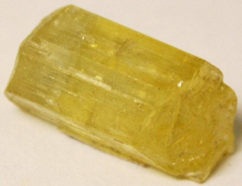 Галтованный кристалл берилла