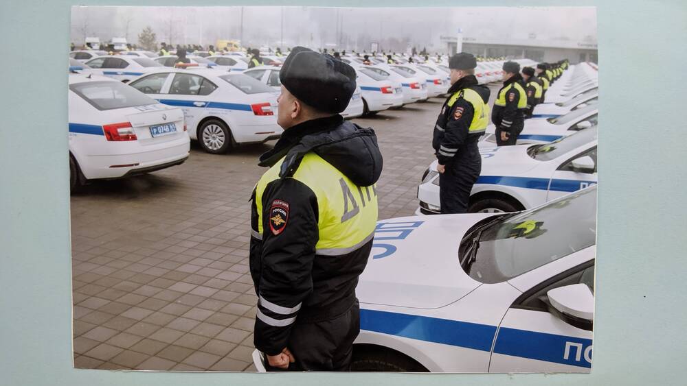 Фото Сотрудники ДПС с полученными новыми автомобилями.