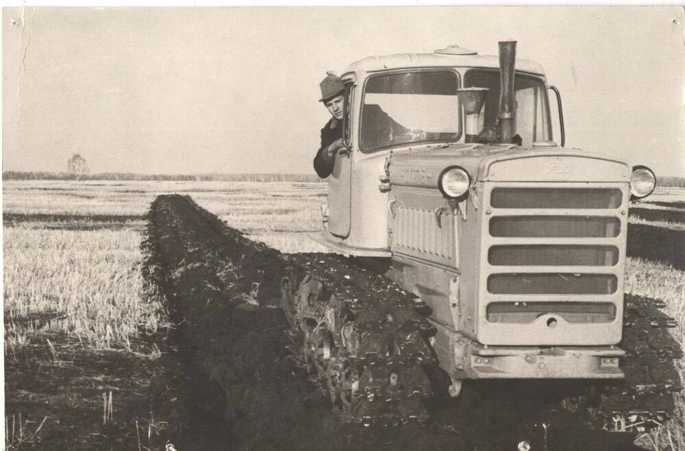 Фотография Планков В.С. пашет на именном тракторе