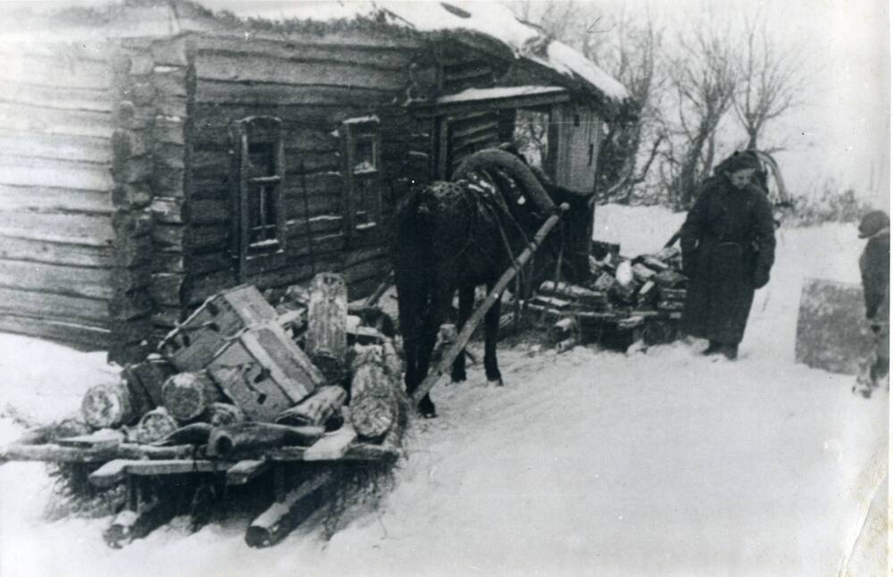 Фотокопия Красноармейцы привезли дрова