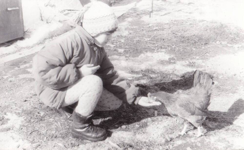 Фотография черно-белая: Кызласов В. Н. Внучка Валя. 1980-90-е гг.