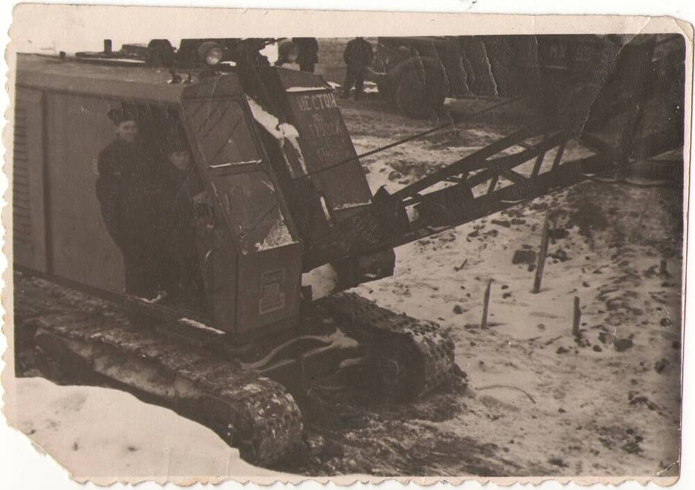 Фотография ч/б. Оригинал.
«Мелкое дробление. Головкин Борис».
Ковдорский ГОК.