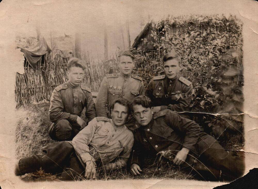 Фотография. Плющ А.И. с группой боевых товарищей 27.08.1944 г. г. Каунас.