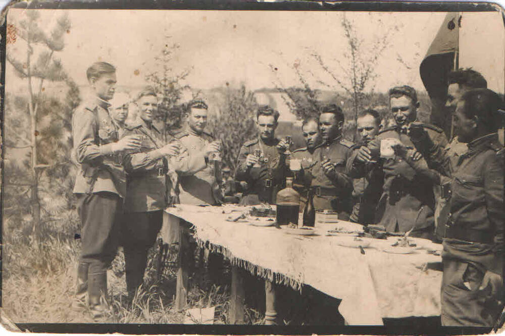 Фотография. Празднование Победы, село Вультендорф, 09.05.1945 г.