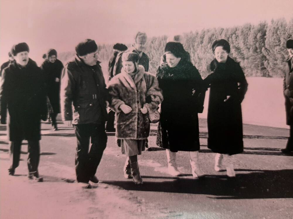 Фото. В.Ф.Парфенов, В.В.Каргалов, Т.Пономарева, Е.В.Чивилихина гости-участники Научно-практической конференции, посвященной 60-летию В.А.Чивилихина