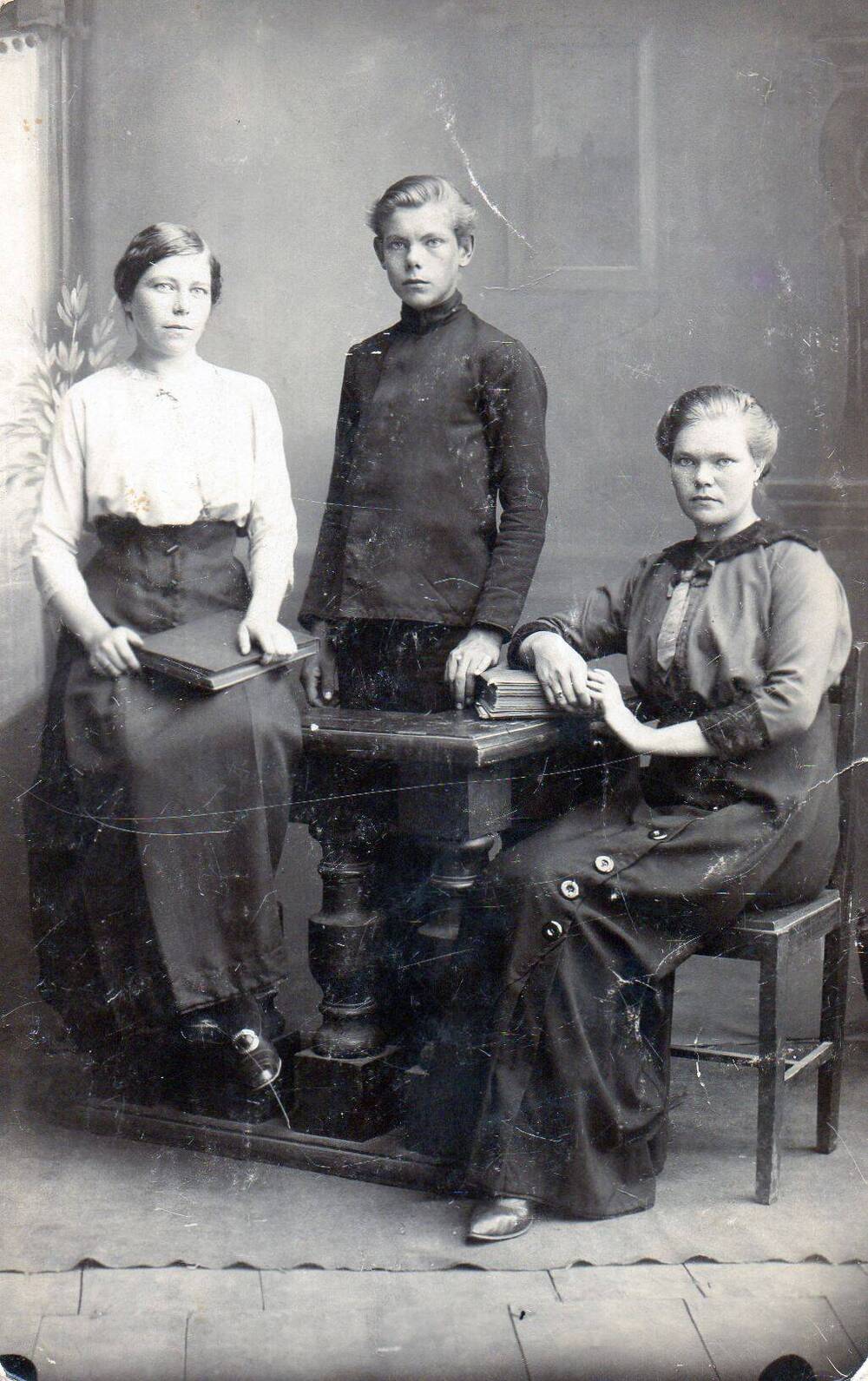 Фото. Бобриковы: Анна, Саша и Вера, поселок Парфиньево, Костромской области, 1916 год.