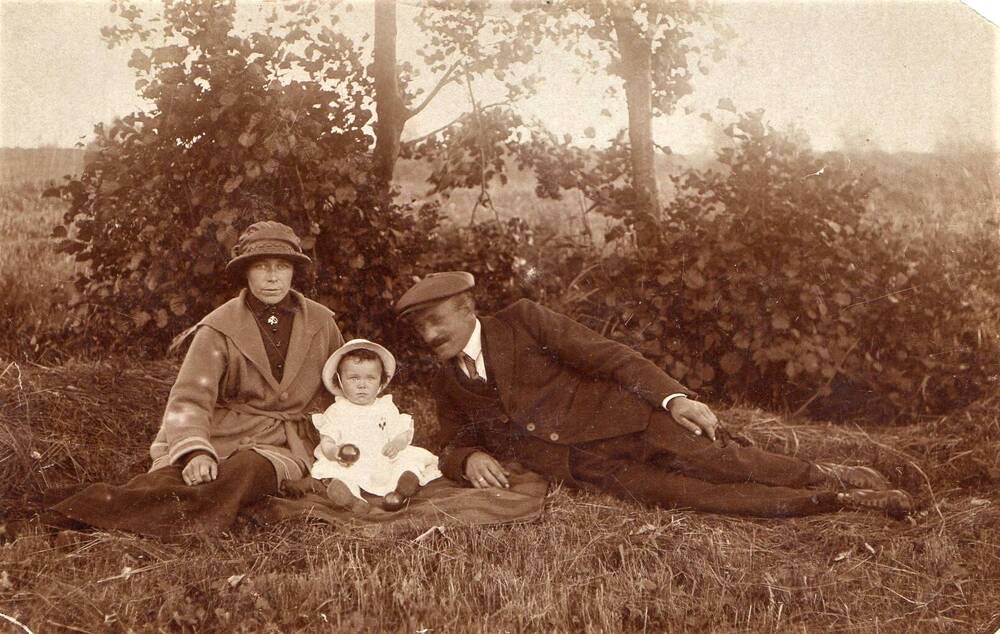 Фото. Семья Анны Бобриковой, с мужем и дочерью. 1925-1926 гг.