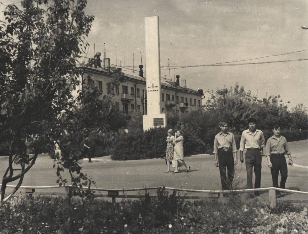 Фотография. Обелиск Слава труду