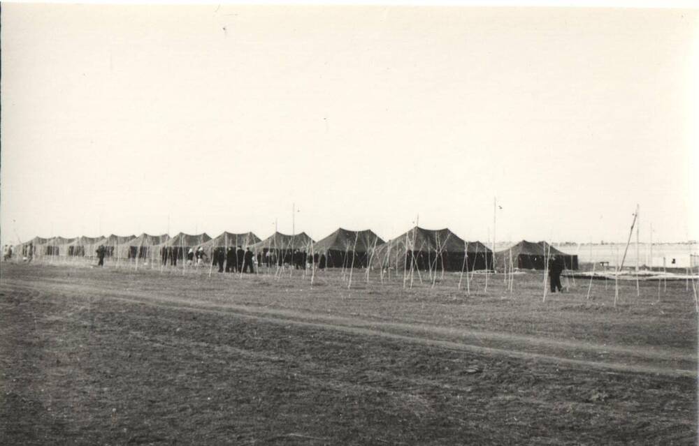 Фотография. Палаточный городок Гайстроя