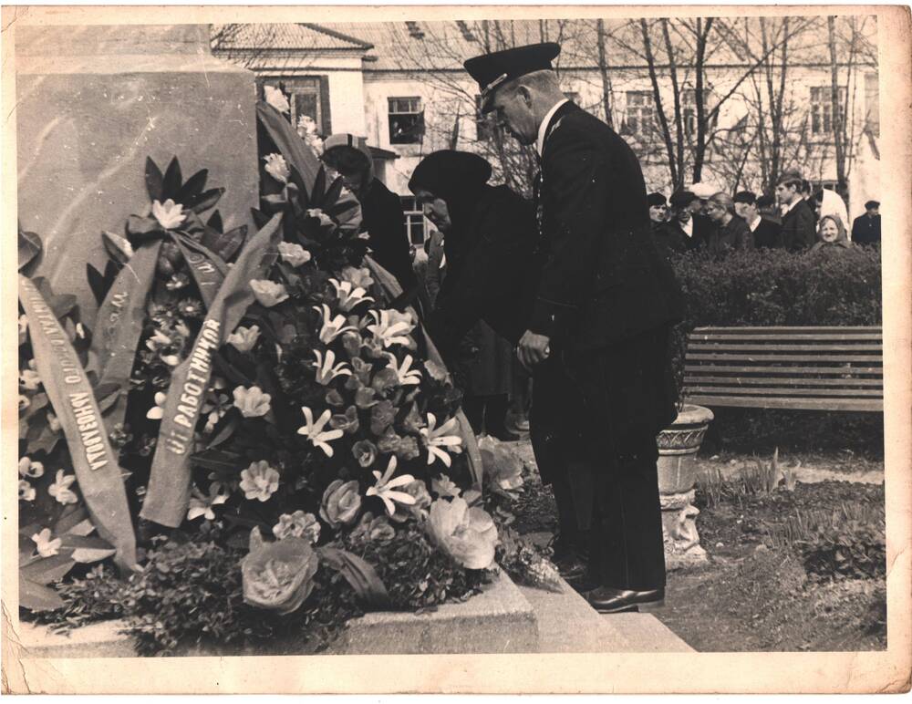 Фотография Мать Н.И.Юнкерова возлагает цветы