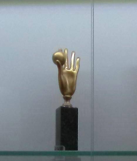 Скульптура Рука с шаром
