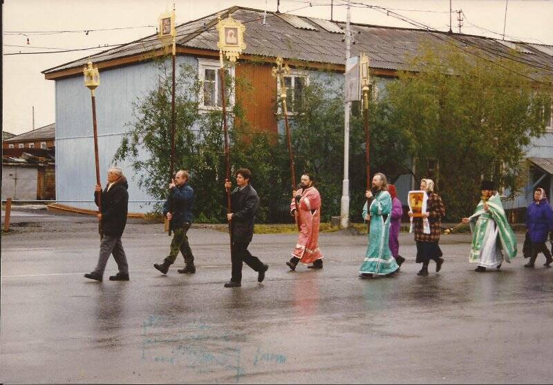 Фотография. Крестный ход в районе городской площади.