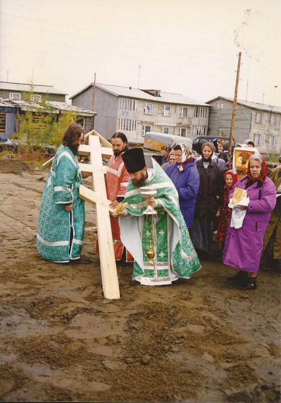 Фотография. Установление креста в месте строительства храма.