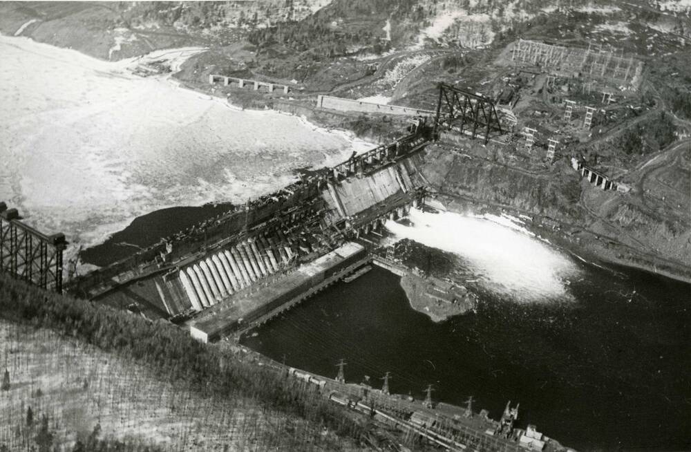 Фотография. Панорама Красноярской ГЭС во время испытания водослива, лето 1969г.