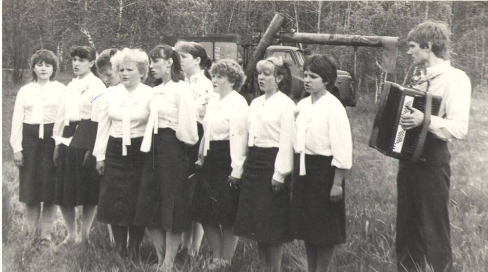 Фотография  На поле, в период весеннего сева выступает агитбригада  Мишкинского РДК