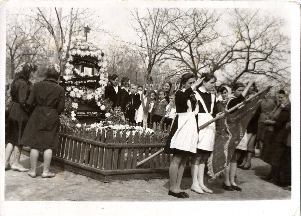 Фотография. Первый памятник Е.Ф. Макарчуку, возле памятника школьники и учителя.