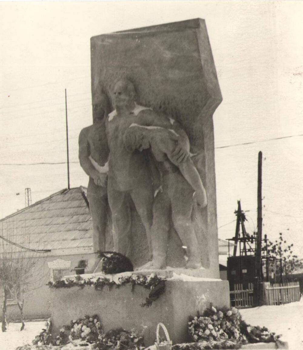 Фотография Памятник павшим борцам за Советскую власть на привокзальной площади