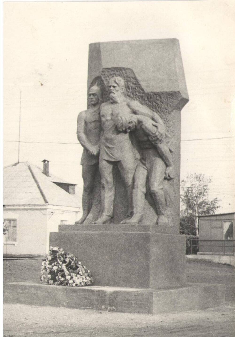 Фотография Памятник Павшим борцам за Власть советов на привокзальной площади