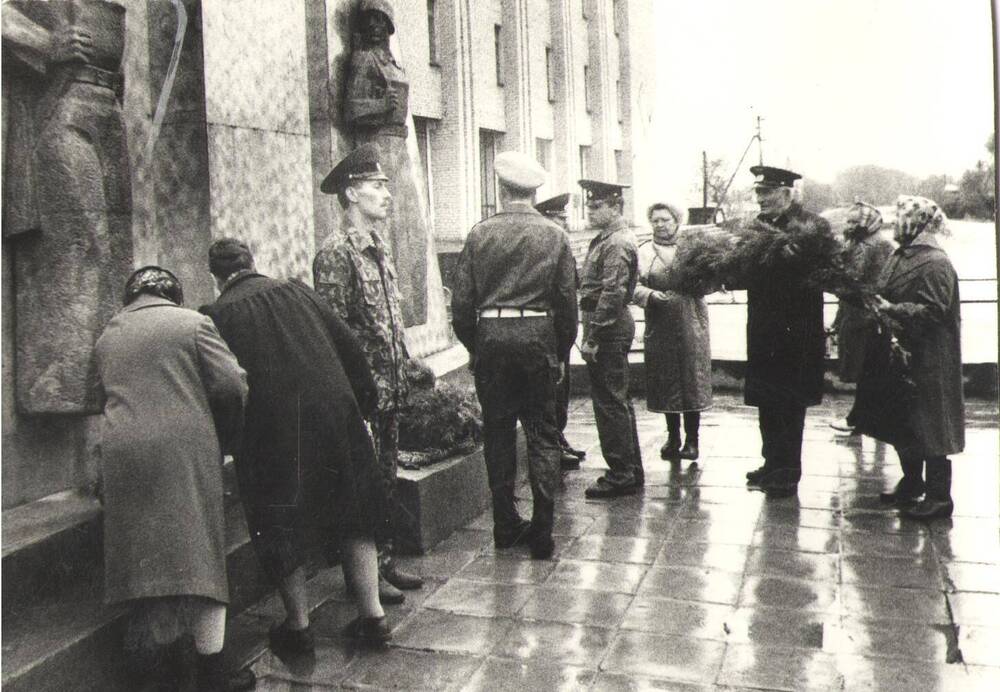 Фотография Ветераны возлагают гирлянду   к мемориалу погибших войнов-мишкинцев